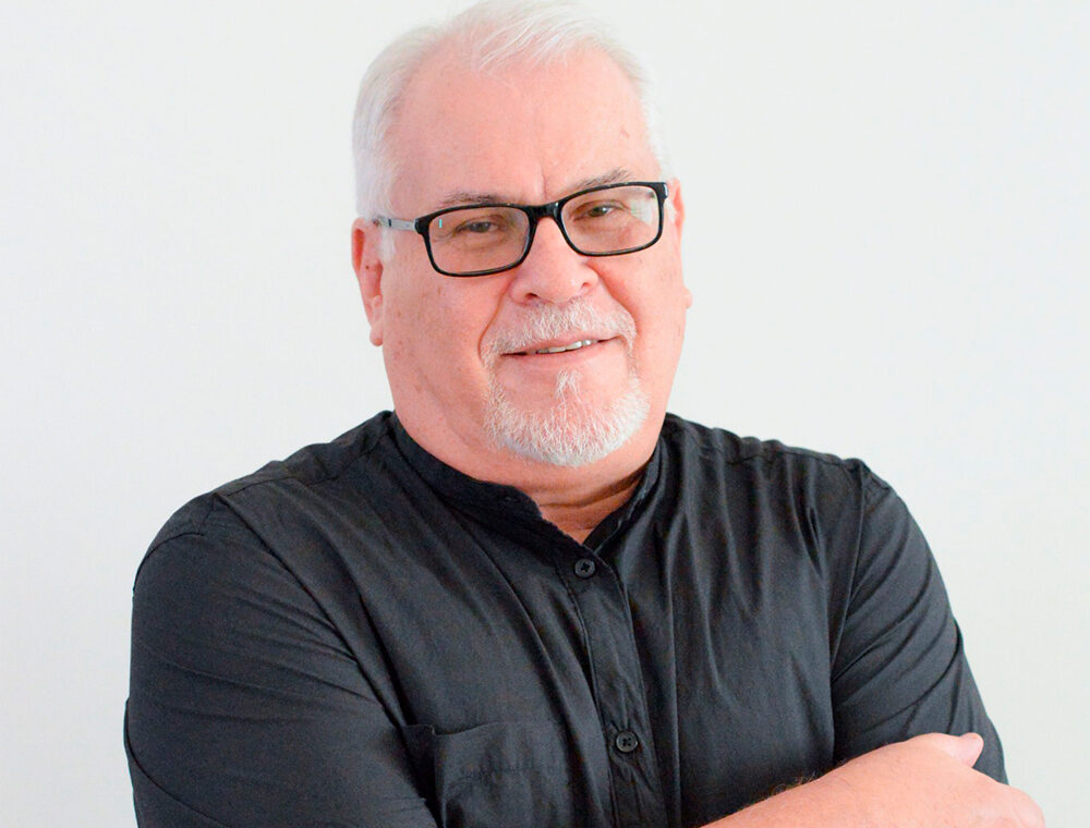 Dr. Efrain Olszewer, médico clínico geral e pioneiro na Prática Ortomolecular no Brasil. á publicou mais de 90 livros e liderou os mais importantes Congressos Internacionais de Prática Ortomolecular no Brasil e no mundo. Além de suas contribuições literárias e acadêmicas, ele também é diretor científico na fundação da FAPES Saúde, onde ativamente participa em programas de formação na área, tendo formado mais de 25.000 médicos e 4.000 nutricionistas. Adicionalmente, o Dr. Efrain é diretor científico e membro honorário da AMBO (Associação Médica Brasileira de Prática Ortomolecular).