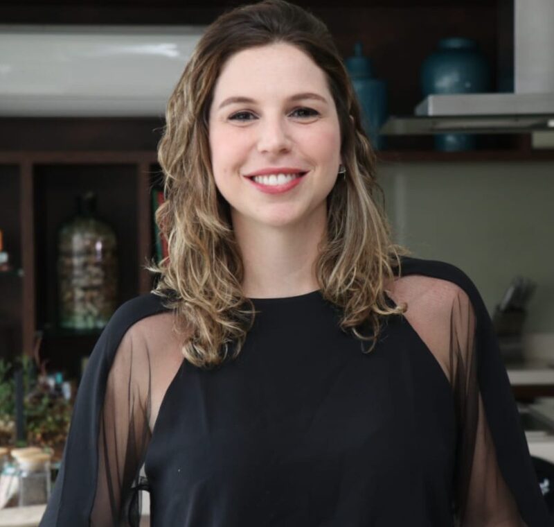Nutricionista (formada na São Camilo) Master of Education by research pela Faculdade de Educação e Ciências Sociais da Universidade de Sidnei – Austrália, revalidada para Mestrado pela FSP-USP. Aprimorada em Transtornos Alimentares pelo Ambulim (IPq/HCFMUSP)