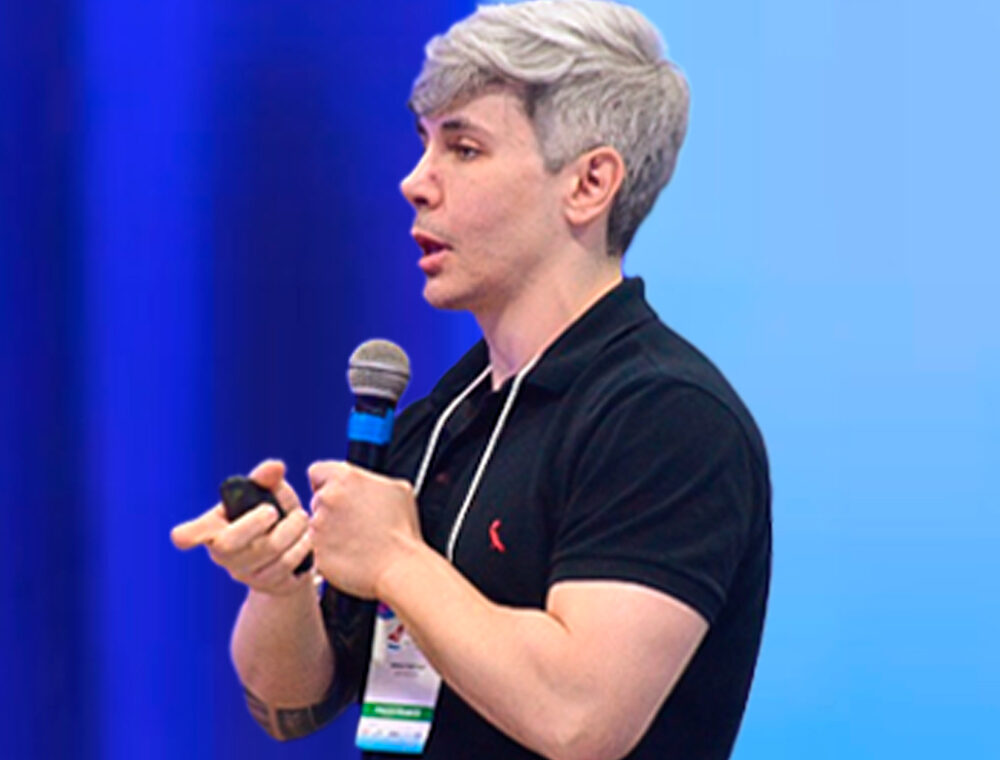 Professor de Nutricionistas Graduado em Nutrição (Centro Universitário São Camilo), Doutor e Mestre em Ciências (UNIFESP), Pós-Graduado em Nutrição Desportiva e Qualidade de Vida (FEFISA) e titulado Especialista em Nutrição em Esportes (ASBRAN).